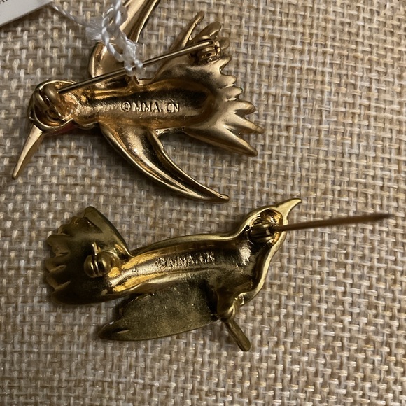 MMA by Ciner Vintage Gold Toned, Hand Enamel Birds Brooch Set. - Picture 6 of 6
